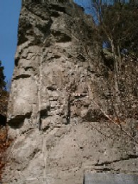 石碑の上部の岩
