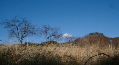 内山川の河原から内山城址を見る