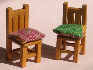 座布団付きの椅子