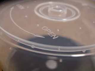 底の部分に画鋲で空気穴をあけました