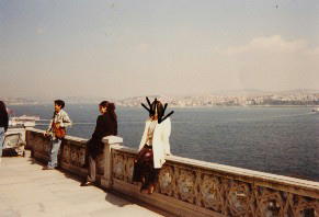 ボスフォラス海峡を背に