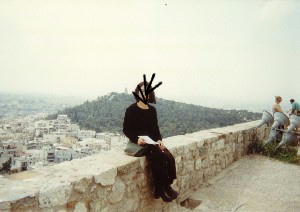 アテネ市街を背に