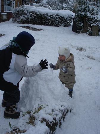 雪だるま作成中