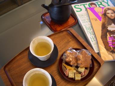 緑茶と和菓子と雑誌