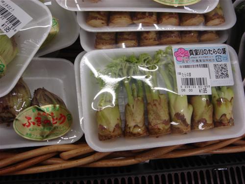 スーパーの野菜コーナー.JPG