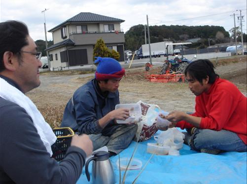 タイ人と青森農場の親方.JPG