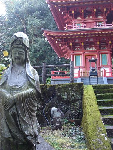 三重塔と観音像.JPG