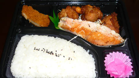 焼き魚と唐揚げ弁当