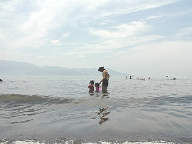 桃郷（御用邸）の海と戯れる