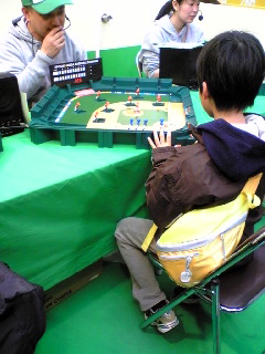 「野球盤２００８メガスタジアム」ブースでお試し中の長男
