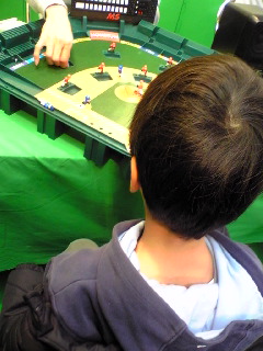 野球盤２００８メガスタジアムブースでゲーム中の次男