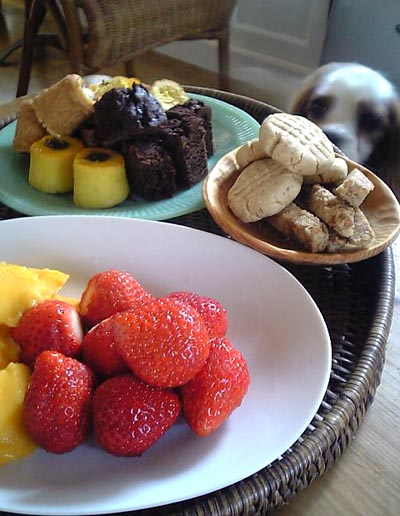 デザートをねらう