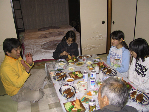 夕食風景（先生も参加）