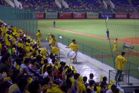 [ネットの低い内野スタンド]