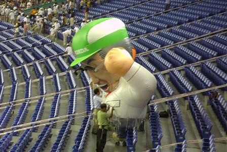 [本田宗一郎人形、ふくらませ中]