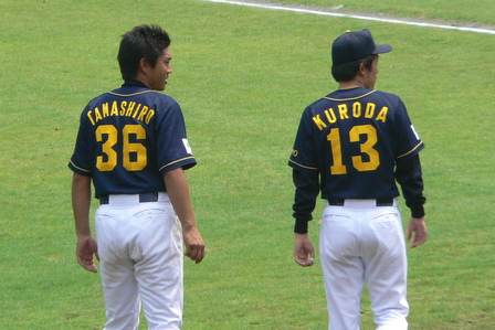 [黒田信広投手と玉城一選手]