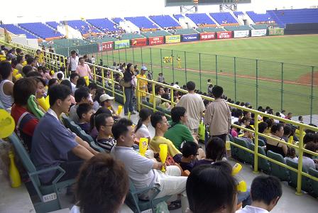 [三塁側スタンド]