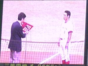 [表彰される伊藤選手inオーロラビジョン]