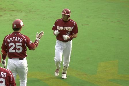 [ホームインした沖原佳典選手]