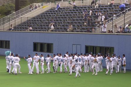 [湘南選手はハイタッチ]