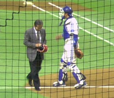 [洪瑞河さん始球式]