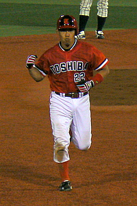 [右手を上げる安田選手]