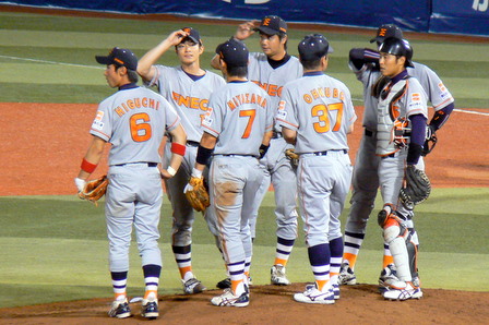 [清見投手を囲む内野手]