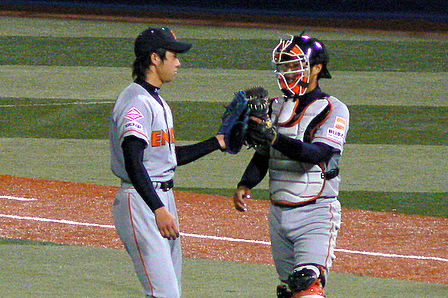 [田沢投手と山岡捕手]