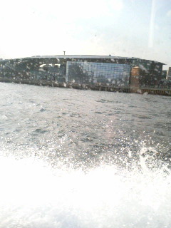 船から見た「海響館」