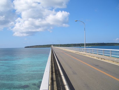 来間大橋の上