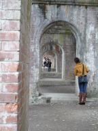 →　　（・_｜壁