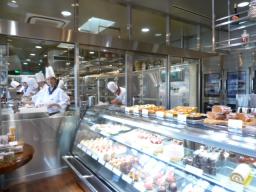 ケーキ作ってます