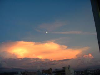 最近自宅で空の写真を撮ることが多いです。いろんな表情の空に出会えるから。　　今日はどんな空でしたか？