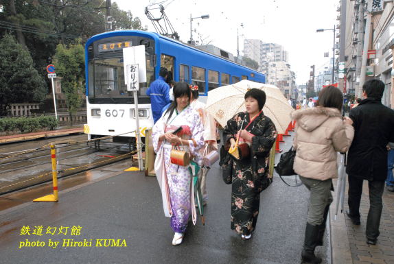 住吉大社に詣でる晴れ着姿の女性と阪堺電車