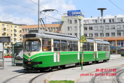 オーストリア・グラーツの駅前に停まる連接トラム（路面電車）