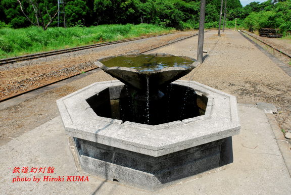 大畑駅のホームにある水盤