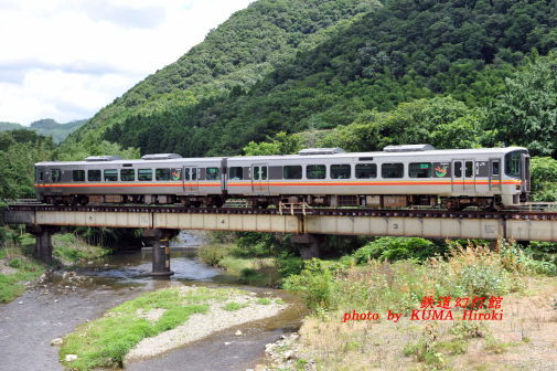 姫新線の鉄橋を渡るキハ127