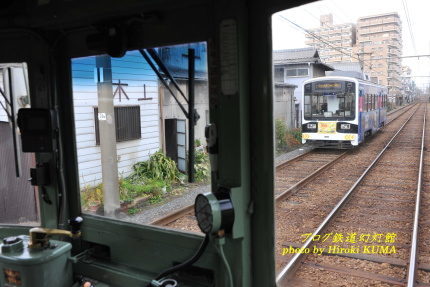 車内からすれ違う電車を撮影