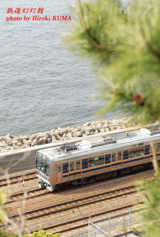 須磨浦を走る普通電車
