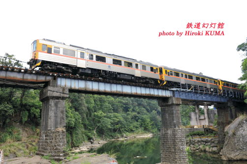 台湾・平渓線で鉄橋を渡る気動車
