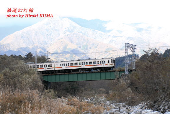 中田切川を渡る飯田線の電車