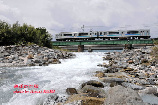 松川の鉄橋を渡る大糸線の普通電車