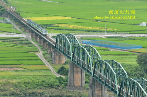 吉野川鉄橋を渡る「南風」