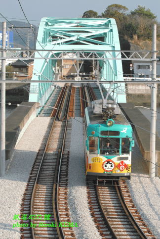葛島橋を渡る土佐電鉄の路面電車