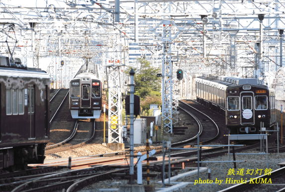 列車が頻繁に行きかう阪急十三駅の光景