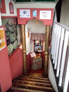 インド料理　モハン　地下にあります