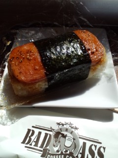 スパムおにぎり♪　黒胡椒がピリッとな。