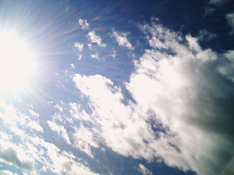 太陽光線と青空と雲