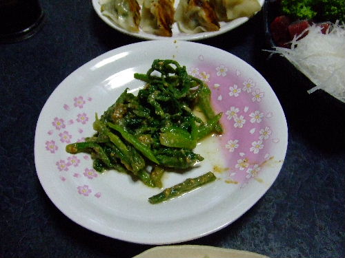 ウドの葉のゴマ和え