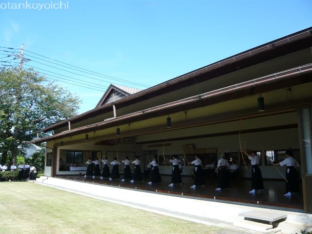 12人立ちの広い射場　伊豆長岡弓道場